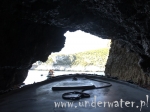 Wyjście z jaskini Modra Szpilja (Blue Cave) na wypspie Biszevo w Chorwacji