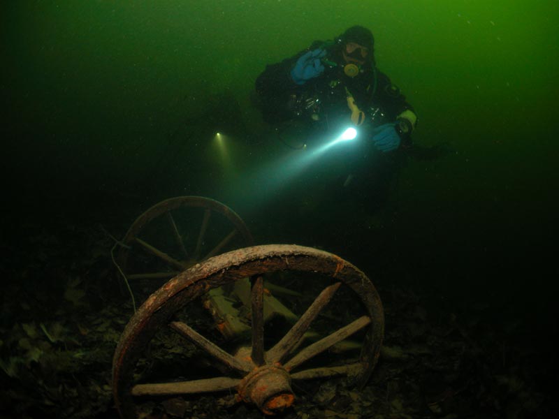 Nurkowanie w jeziorze Grundlsee w Austrii